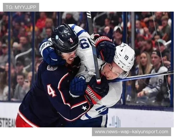 冰球比赛爆发群殴，裁判被推倒