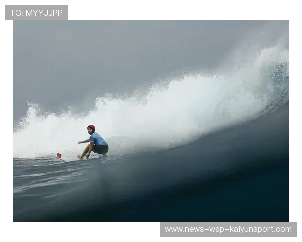 冲浪女孩浪上跳跃摆心形pose