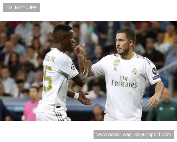 维尼修斯灵动脚法化解包围，皇马边线推进如水流般自然