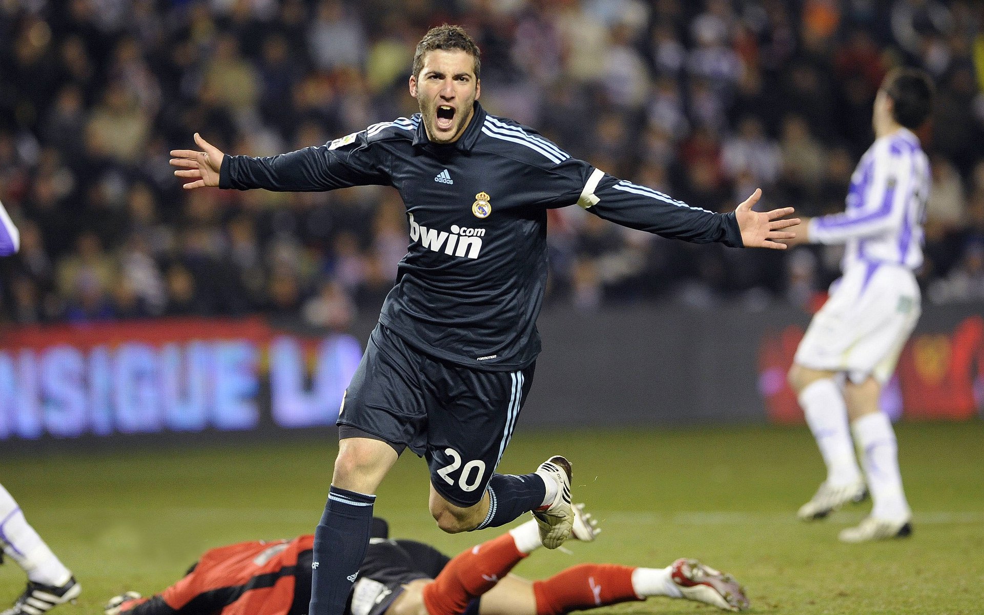 英超焦点战曼联主场迎战利物浦，C罗在关键时刻闪耀全场，英超曼联vs利物浦比赛时间